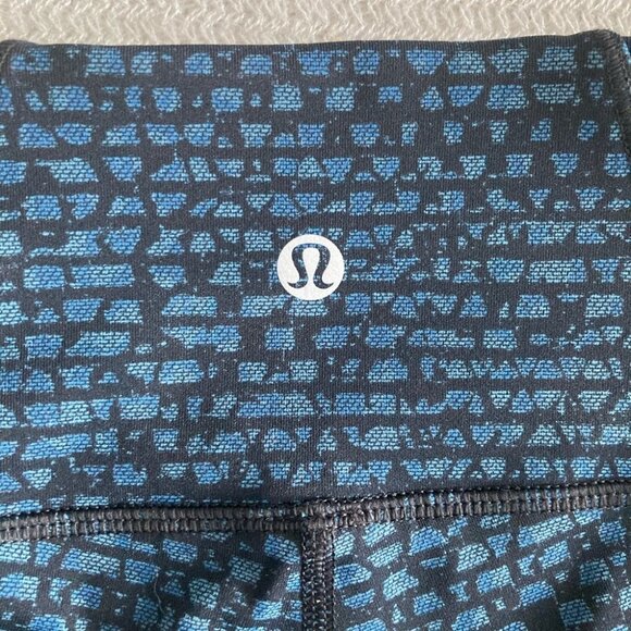 LULULEMON Sz 2 Blue Black Wunder Under Cropped Leggings - Picture 2 of 7